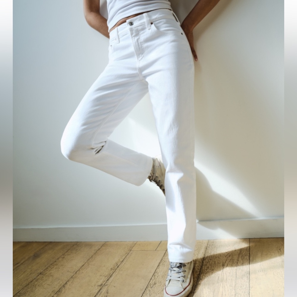 A&F CURVE LOVE 90s STRAIGHT MID RISE
SIZE: 4 short 
Gently worn